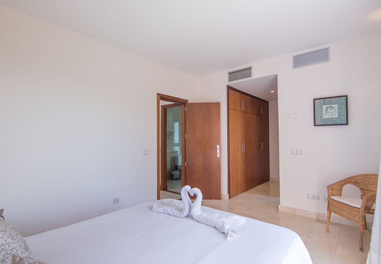 Villa in San Bartolomé de Tirajana - HomeForGuest Salobre Golf Villa, pool, wifi, stunning views