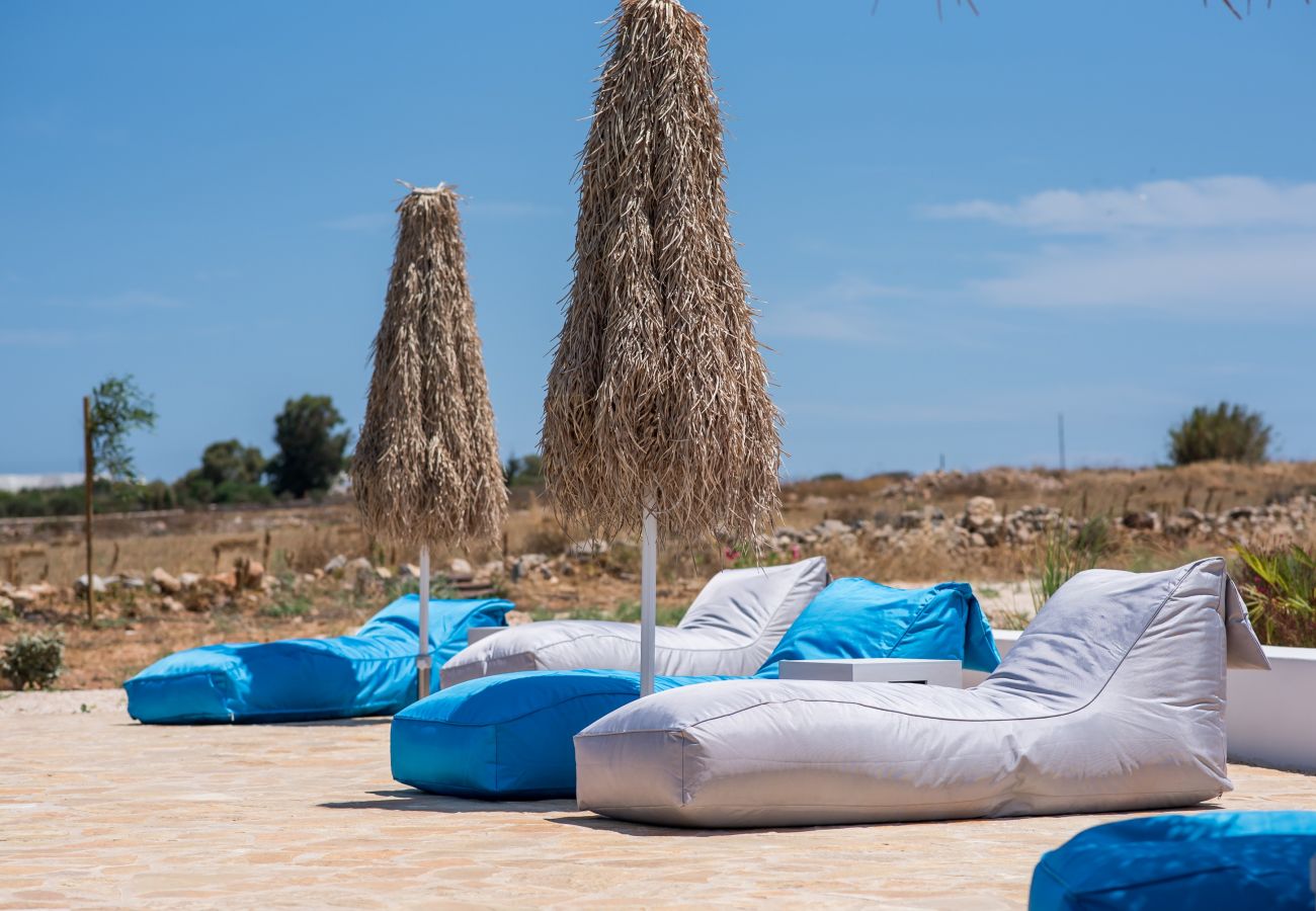 Villa in Xifara - Hip family pool villa, a walk from the beach 