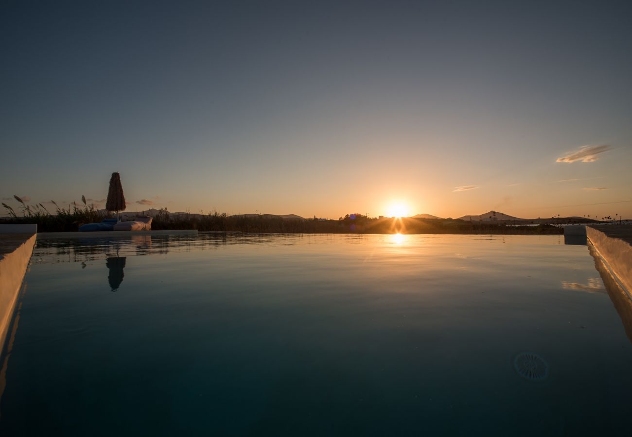 Villa in Xifara - Funky holiday villa with pool, next to the beach