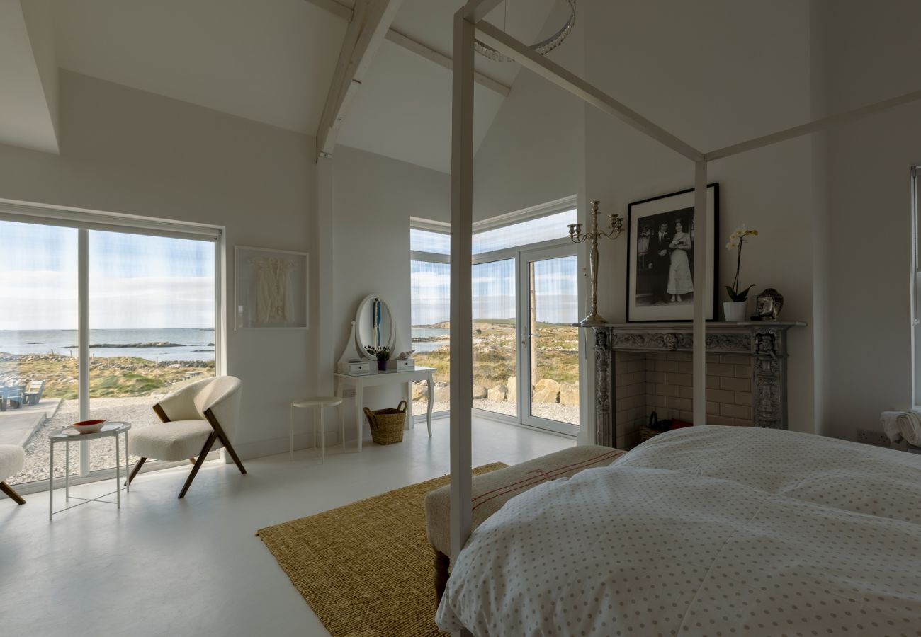 House in Ballyconneely - Doleen Quay House is a luxurious beach holiday home 