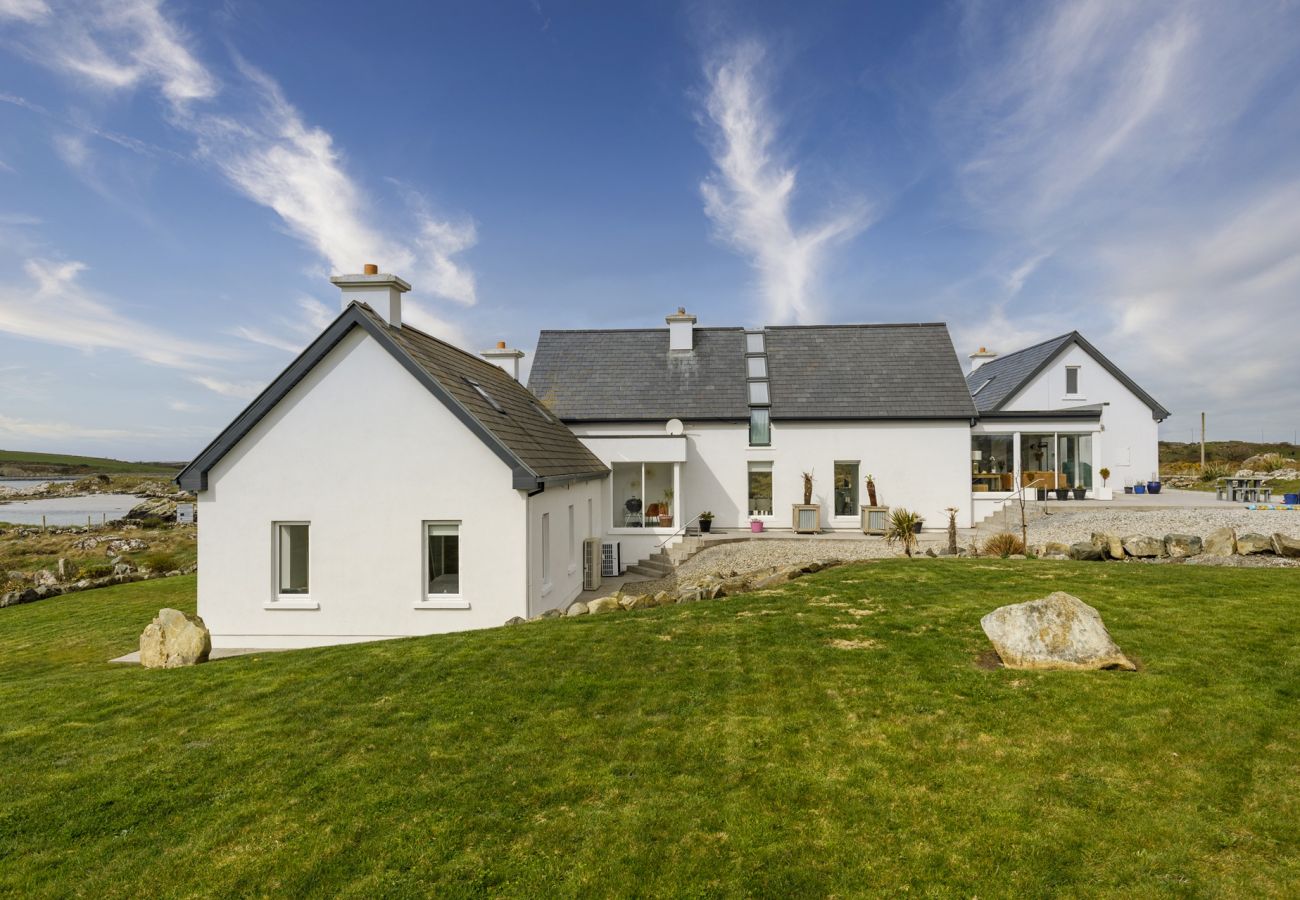 House in Ballyconneely - Doleen Quay House is a luxurious beach holiday home 