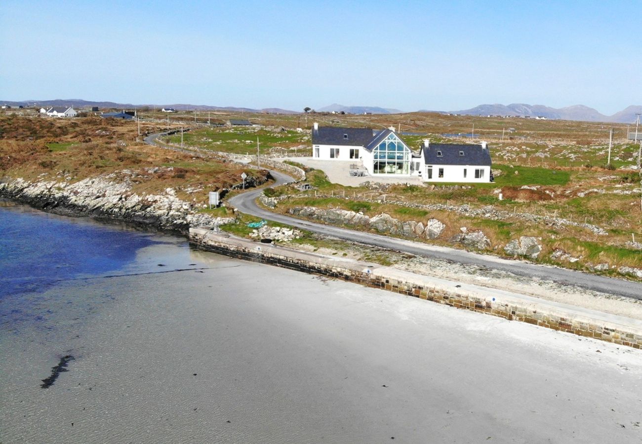 House in Ballyconneely - Doleen Quay House is a luxurious beach holiday home 