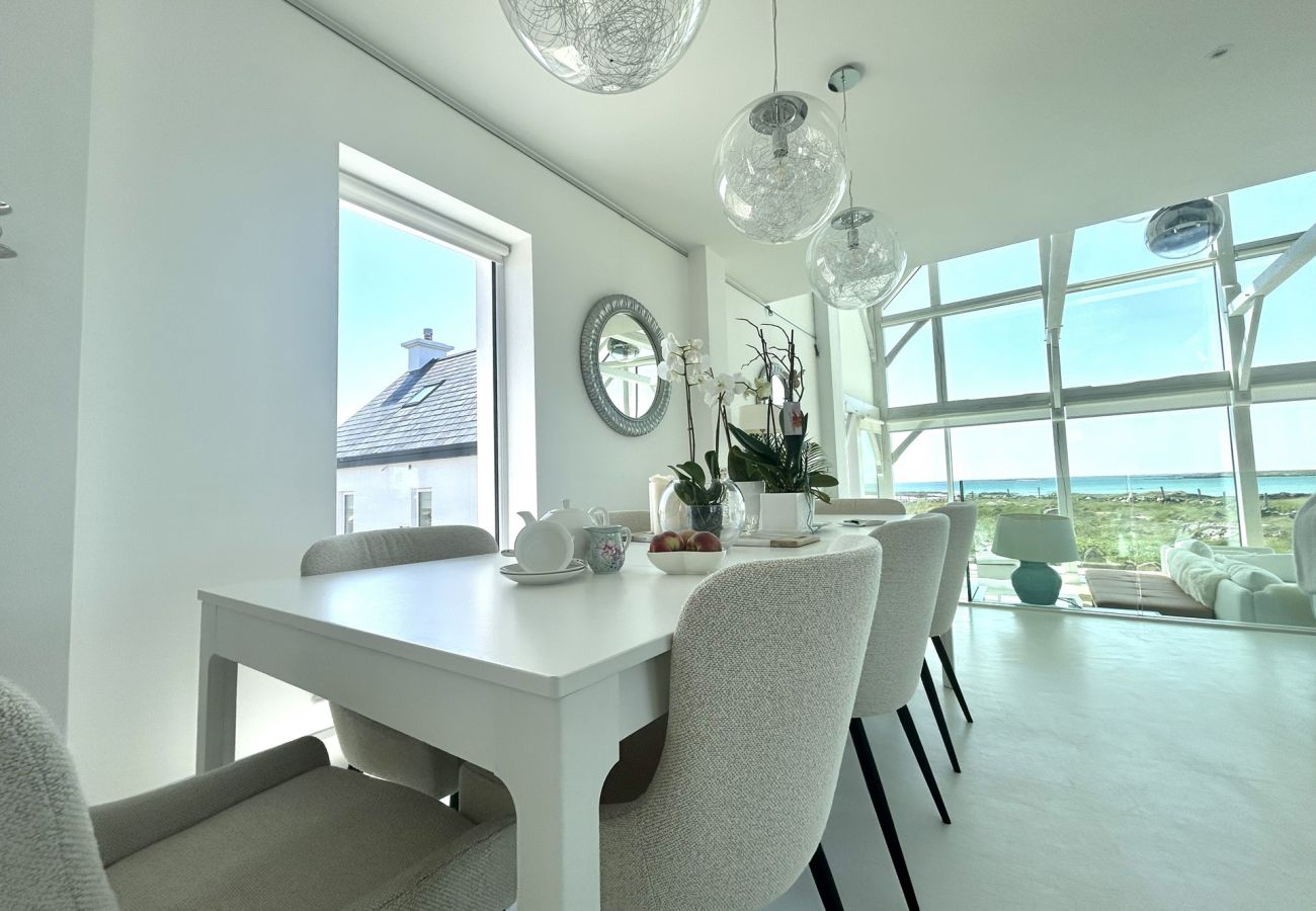 House in Ballyconneely - Doleen Quay House is a luxurious beach holiday home 