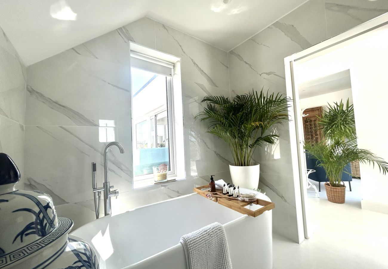 House in Ballyconneely - Doleen Quay House is a luxurious beach holiday home 