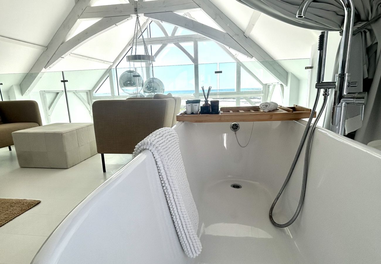 House in Ballyconneely - Doleen Quay House is a luxurious beach holiday home 