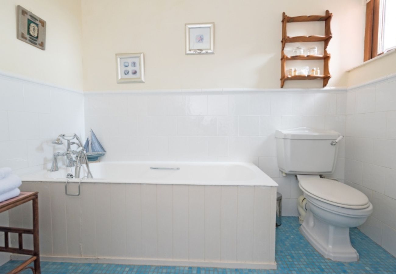 House in Clifden - Dolphin Beach House - Close to the sea & town