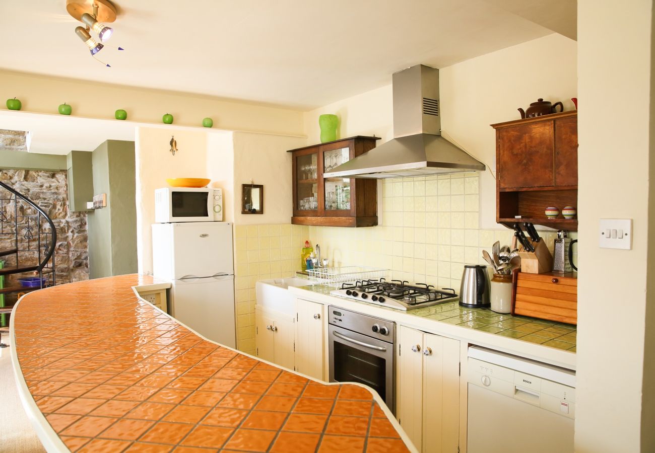 House in Clifden - The Old School House, Clifden - Full of Charm