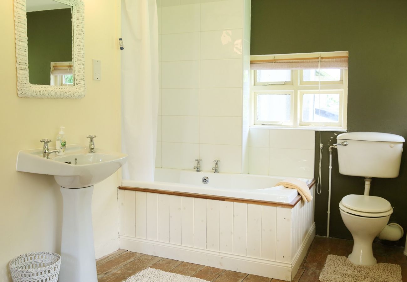 House in Clifden - The Old School House, Clifden - Full of Charm