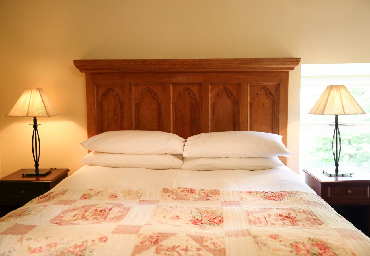 House in Clifden - The Old School House, Clifden - Full of Charm