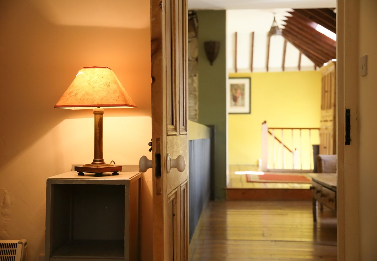House in Clifden - The Old School House, Clifden - Full of Charm