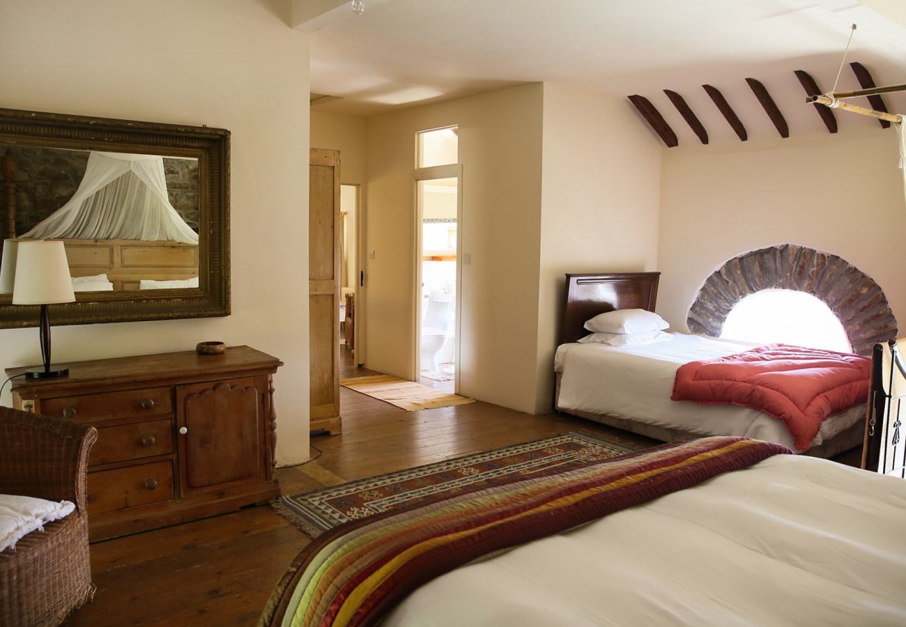 House in Clifden - The Old School House, Clifden - Full of Charm