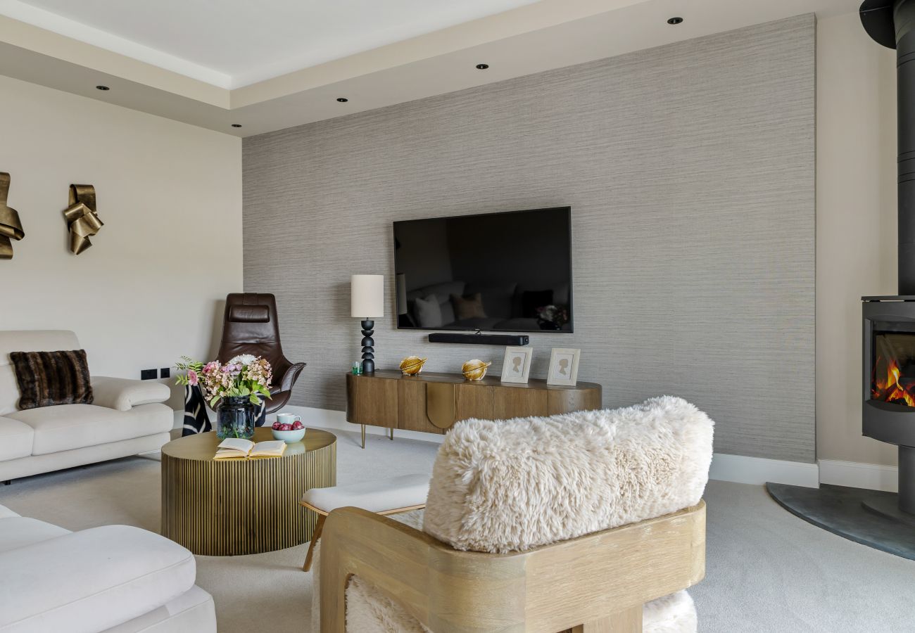 Spacious reception lounge with modern décor