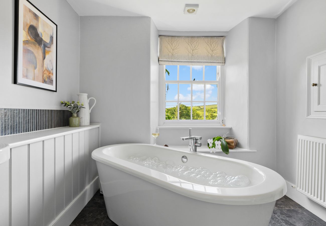 Country house in Kingsbridge - Lower Easton Farmhouse: Near Kingsbridge, a beautifully restored Grade II countryside retreat